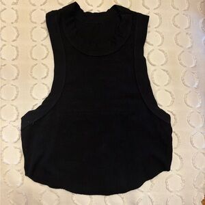 Black cropped muscle tank